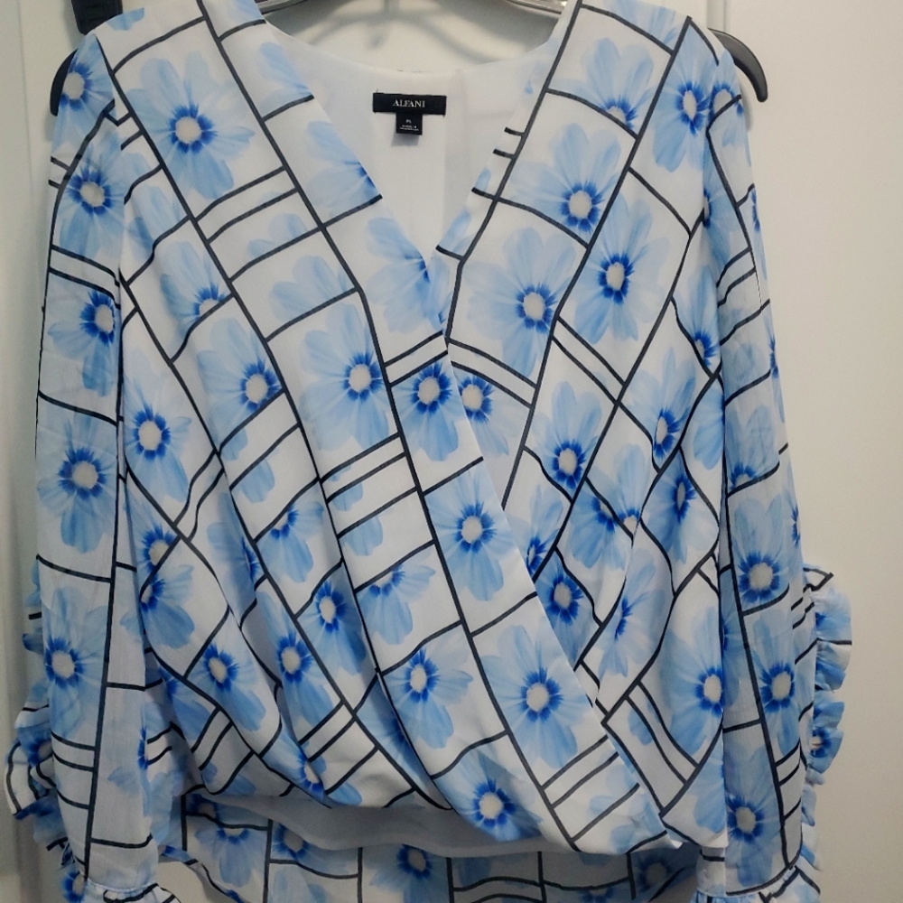 Alfani blue daisy sheer lined top sz petite L